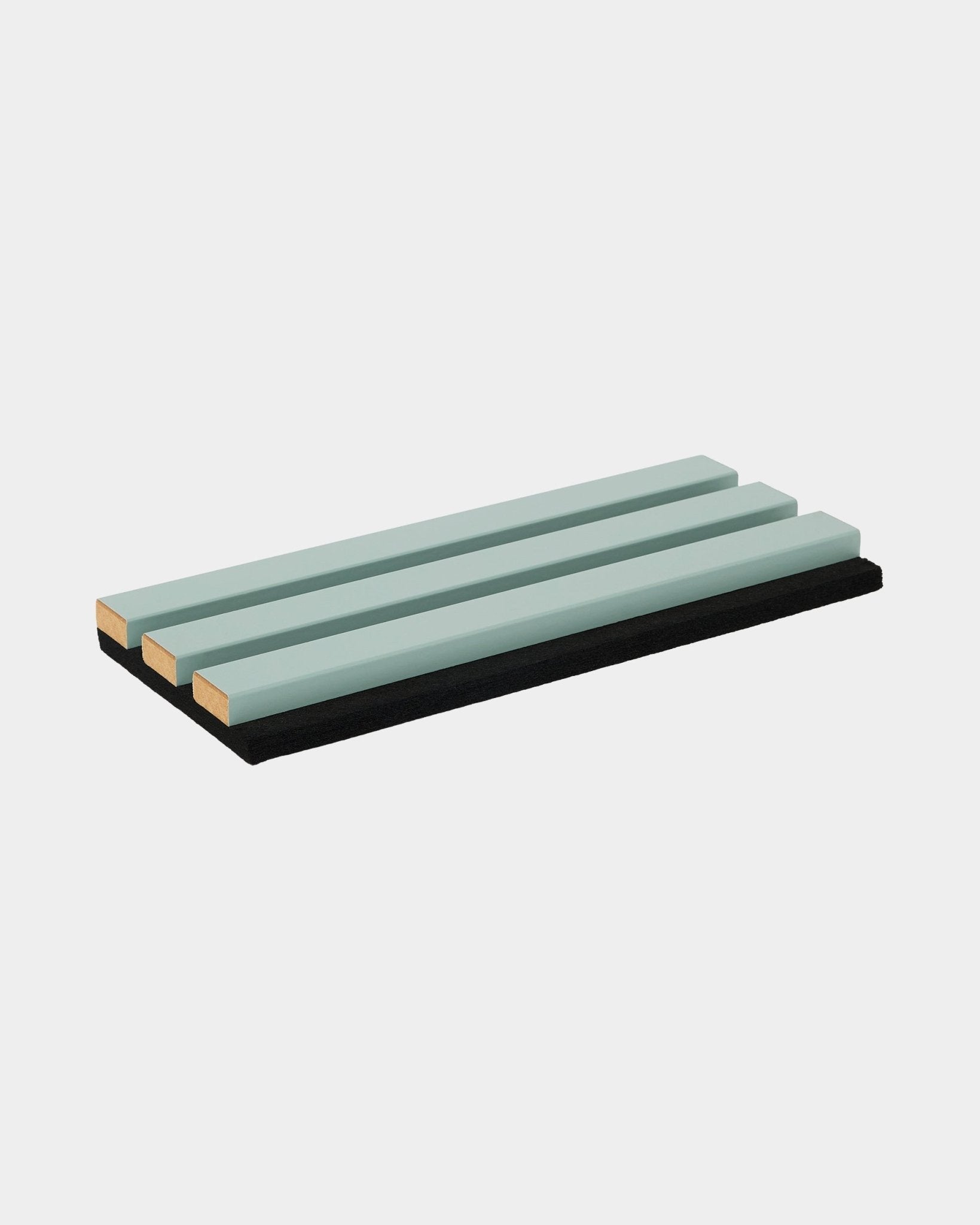 Échantillon rectangulaire WoodUpp Hue avec des lattes acoustiques en bois vert clair sur une surface en feutre black, conçu pour les collections Nordic Akupanel.